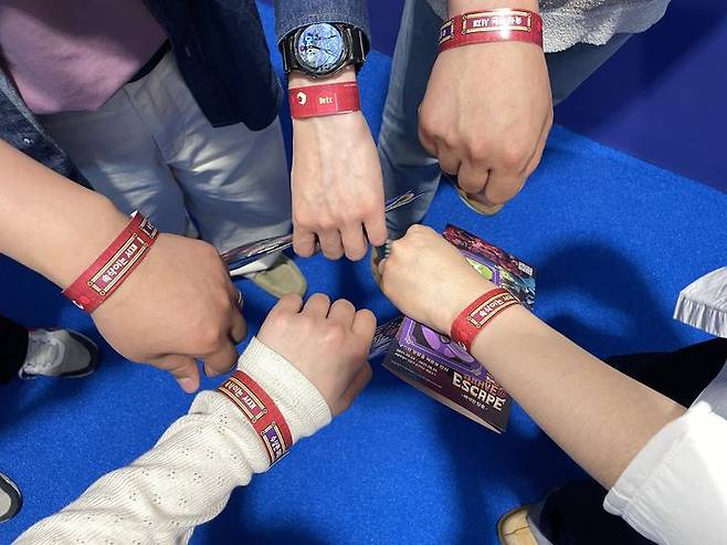 [서울=뉴시스] 이주영 수습 기자 = 27일 오후 서울 성동구 PNSFP에서 쿠키런 세계관을 테마로 한 방탈출 체험형 전시 '쿠키런: 브레이크 이스케이프 - 바삭한 탈출'이 진행됐다. 사진은 체험존 입장 전 팔찌를 착용한 모습. 2025.05.27. zoo@newsis.com *재판매 및 DB 금지