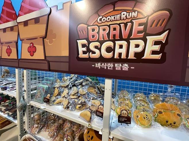 [서울=뉴시스] 이주영 수습 기자 = 27일 오후 서울 성동구 PNSFP에서 쿠키런 세계관을 테마로 한 방탈출 체험형 전시 '쿠키런: 브레이크 이스케이프 - 바삭한 탈출'이 진행됐다. 사진은 진열된 굿즈들. 2025.05.27. zoo@newsis.com *재판매 및 DB 금지