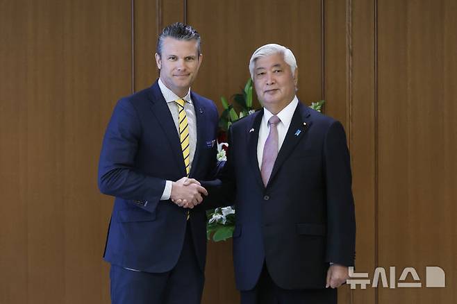 [도쿄=AP/뉴시스] 지난 3월 30일 일본 도쿄 방위성에서 피트 헤그세스(왼쪽) 미국 국방장관과 나카타니 겐 일본 방위상이 회담에 앞서 악수하고 있다. 2025.05.28.