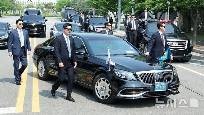 [서울=뉴시스] 고범준 기자 = 27일 서울 강서구 경호안전교육원에서 대통령경호처 경호관들이 제21대 대통령 취임식을 앞두고 차량 퍼레이드 훈련을 하고 있다. 2025.05.27. bjko@newsis.com