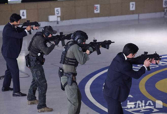 [서울=뉴시스] 고범준 기자 = 27일 서울 강서구 경호안전교육원에서 대통령경호처 경호관들이 제21대 대통령 취임식을 앞두고 사격훈련을 하고 있다. 2025.05.27. bjko@newsis.com