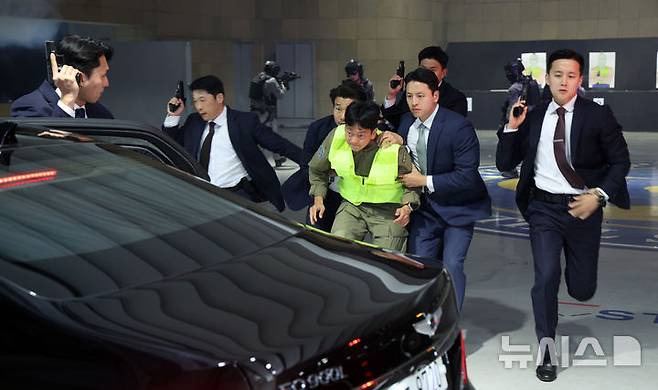 [서울=뉴시스] 고범준 기자 = 27일 서울 강서구 경호안전교육원에서 대통령경호처 경호관들이 제21대 대통령 취임식을 앞두고 위기 대응 종합조치 훈련을 하고 있다. 2025.05.27. bjko@newsis.com