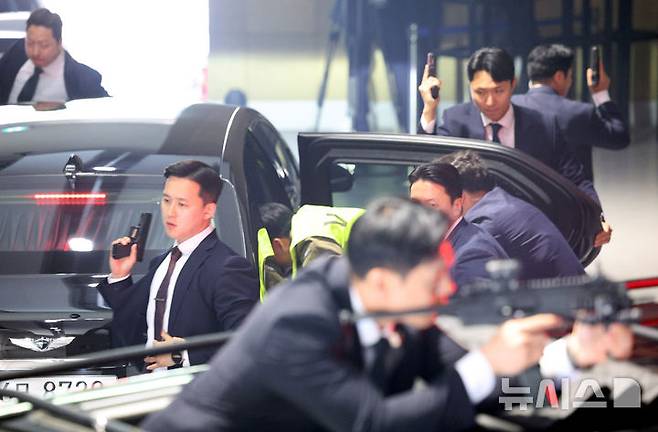 [서울=뉴시스] 고범준 기자 = 27일 서울 강서구 경호안전교육원에서 대통령경호처 경호관들이 제21대 대통령 취임식을 앞두고 위기 대응 종합조치 훈련을 하고 있다. 2025.05.27. bjko@newsis.com