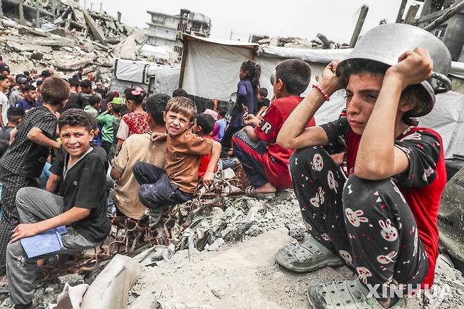 [가자시티=신화/뉴시스] 24일(현지 시간) 가자지구 가자시티의 한 급식소에서 무료 급식을 받으려는 팔레스타인 난민들이 몰려들고 있다. 이스라엘군이 가자지구에 대한 식량 등 구호품 반입을 봉쇄한 뒤 가자지구의 인도주의적 참상이 극에 달하자, 유엔이 봉쇄 해제를 적극 요구하고 있다. 유엔 인도주의 업무조정국(OCHA)은 "3월 2일 이후로 가자지구 모든 국경 관문이 봉쇄되고 어떤 구호품도 반입이 허용되지 않아 개전 이래 최장기간 봉쇄가 이어지고 있다며 시정을 요구했다. 2025.04.25.