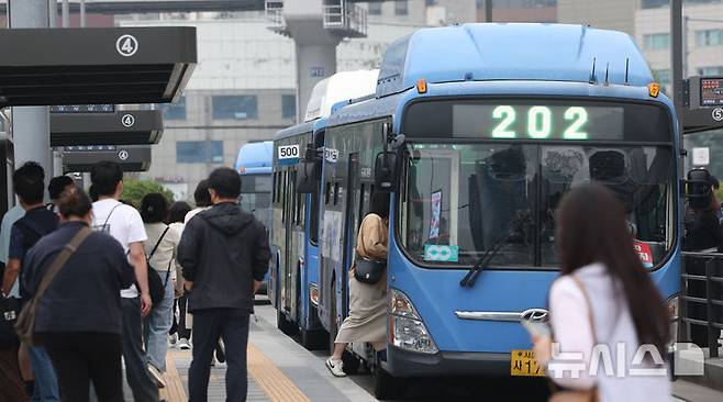 [서울=뉴시스] 조수정 기자 = 서울시버스노동조합이 유보한 28일 오전 서울 중구 서울역 버스환승센터에서 시민들이 서울 시내버스가 정상 운행하고 있다. 서울 버스노조는 28일 새벽 서울시버스운송사업조합과 임금·단체협약 협상 결렬 후 용산 노조 사무실에서 총회를 열고 파업여부에 대해 총투표를 통해 파업 유보를 결정했다. 2025.05.28. chocrystal@newsis.com