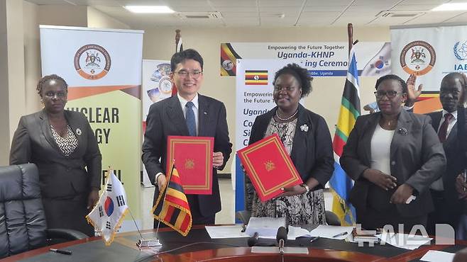 [세종=뉴시스]왼쪽)임승열 한수원 사업개발처장, (오른쪽)루스 난카비르와 쎈타무, Ruth Nankabirwa Ssentamu 우간다 에너지광물자원개발부장관.(사진=한수원 제공)