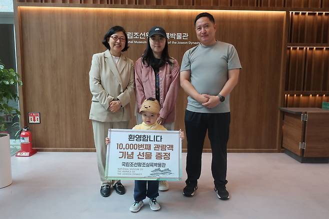 [서울=뉴시스] 24일 국립조선왕조실록박물관 1만 번째 관람객과 기념 촬영한 김정임 국립조선왕조실록박물관장(왼쪽) (사진=국가유산청 제공) 2025.05.28. photo@newsis.com *재판매 및 DB 금지