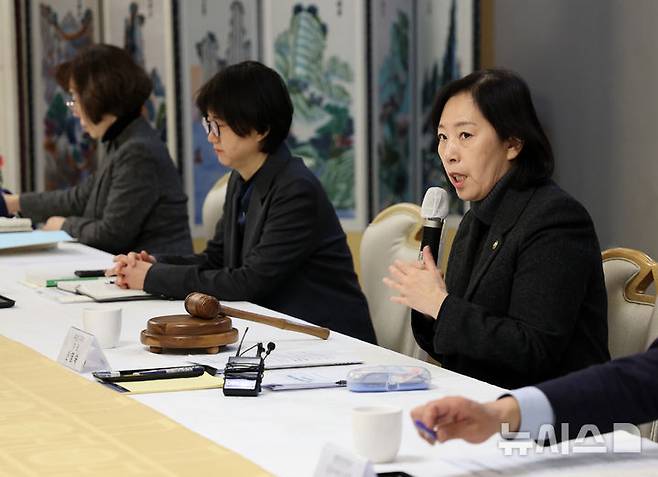 [서울=뉴시스] 배훈식 기자 = 신영숙 여성가족부 차관이 지난 2월 21일 오전 서울 종로구 정부서울청사에서 열린 제40차 양육비이행심의위원회에서 발언하고 있다. 2025.02.21. dahora83@newsis.com
