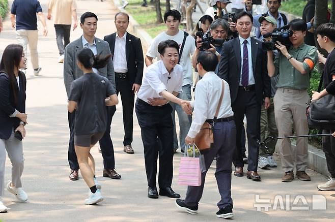 [서울=뉴시스] 권창회 기자 = 이준석 개혁신당 대선 후보가 28일 서울 여의도 여의도공원에서 산책하며 유세를 하고 있다. 2025.05.28. kch0523@newsis.com