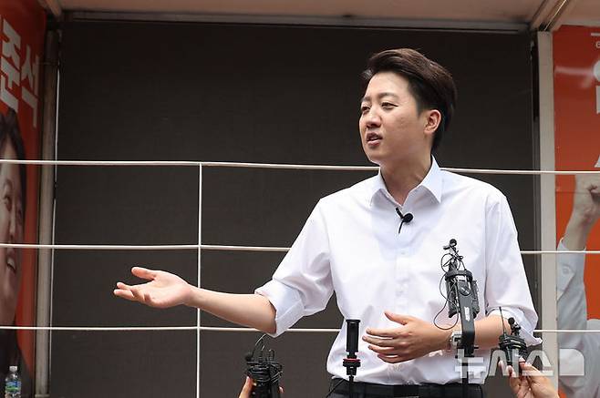 [서울=뉴시스] 권창회 기자 = 이준석 개혁신당 대선 후보가 28일 서울 여의도 여의도공원에서 유세를 마치고 백브리핑을 하고 있다. 2025.05.28. kch0523@newsis.com