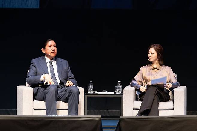 마이클 러닝 울프(왼쪽)와 김아영이 28일 서울 아르코예술극장에서 열린 제10차 문화예술세계총회에서 대담하고 있다. (사진=한국문화예술위원회 제공) *재판매 및 DB 금지