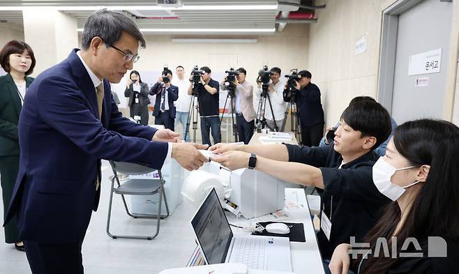 [서울=뉴시스] 이영환 기자 = 노태악 중앙선거관리위원회 위원장이 제21대 대통령 선거 사전투표를 하루 앞둔 28일 오후 서울 광진구 중곡3동주민센터에 마련된 사전투표소를 방문해 모의 투표를 하고 있다. 2025.05.28.  20hwan@newsis.com