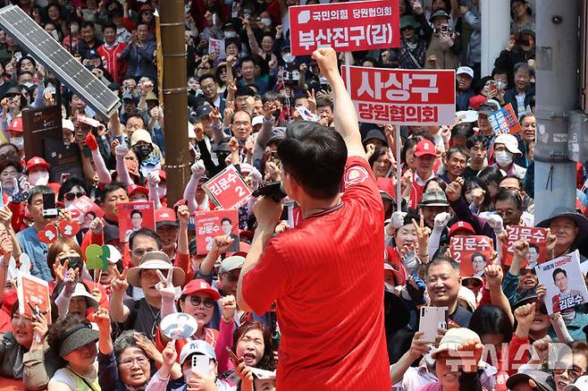 [부산=뉴시스] 고승민 기자 = 김문수 국민의힘 대선 후보가 28일 부산 서면 쥬디스태화 백화점 앞에서 유세를 하고 있다. (공동취재) 2025.05.28. photo@newsis.com