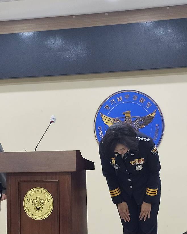 [수원=뉴시스] 양효원기자 = 28일 강은미 화성동탄경찰서장이 경기남부경찰청에서 지난 12일 벌어진 납치, 살인사건에 대해 사과하고 있다. 2025.5.28. hyo@newsis.com *재판매 및 DB 금지