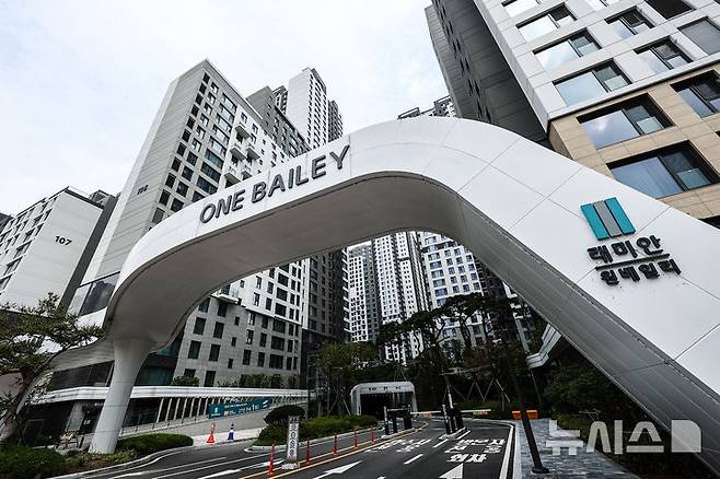 [서울=뉴시스] 김근수 기자 = 18일 오후 서울 서초구 래미안 원베일리 아파트 단지 입구 모습. 2024.09.18. ks@newsis.com