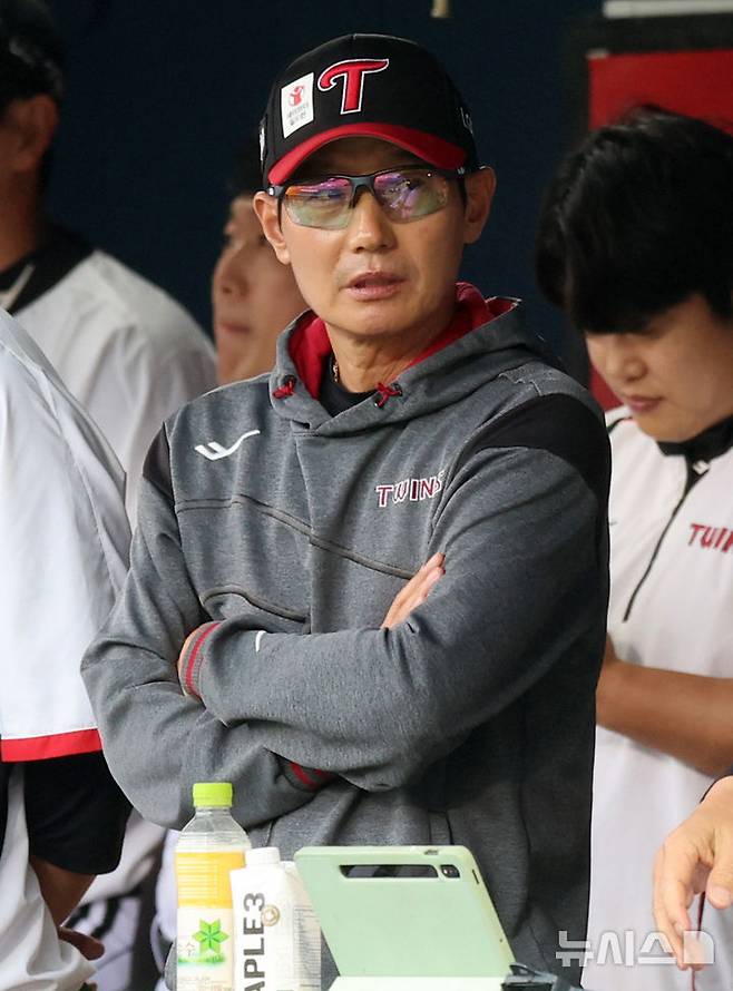 [서울=뉴시스] 이영환 기자 = 27일 오후 서울 송파구 잠실야구장에서 열린 2025 프로야구 한화 이글스와 LG 트윈스의 경기, 1회초 LG 염경엽 감독이 경기를 지켜보고 있다. 2025.05.27. 20hwan@newsis.com