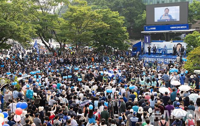 [서울=뉴시스] 조성우 기자 = 28일 오후 이재명 더불어민주당 대선후보의 유세가 열린 서울 광진구 어린이대공원 정문 앞이 시민들로 붐비고 있다. (공동취재) 2025.05.28. photo@newsis.com