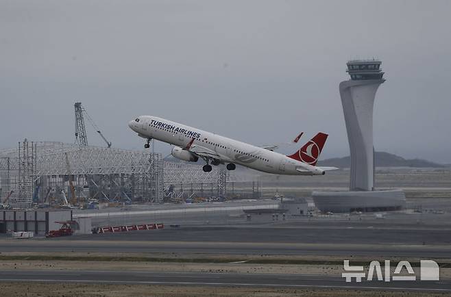 [이스탄불(튀르키예)=AP/뉴시스]2019년 4월6일 튀르키예 흑해 연안 인근 이스탄불 공항에서 튀르키예항공 여객기 1대가 이륙하고 있다. 튀르키예 민간 항공 당국의 새 규정에 따라 비행기가 착륙한 후 완전히 멈추기 전 미리 안전벨트를 풀거나, 머리 위 선반에 넣어둔 짐을 껴내거나, 빨리 내리기 위해 통로에 서 있는 튀르키예 항공 승객은 벌금을 부과받게 된다. 2025.05.28.