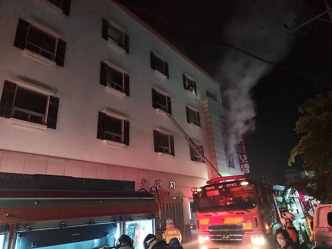 [서산=뉴시스] 28일 오후 9시33분께 충남 서산시 동문동의 한 모텔에서 불이 나 연기가 하늘로 치솟고 있다. (사진=독자 제공) 2025.05.28. photo@newsis.com *재판매 및 DB 금지