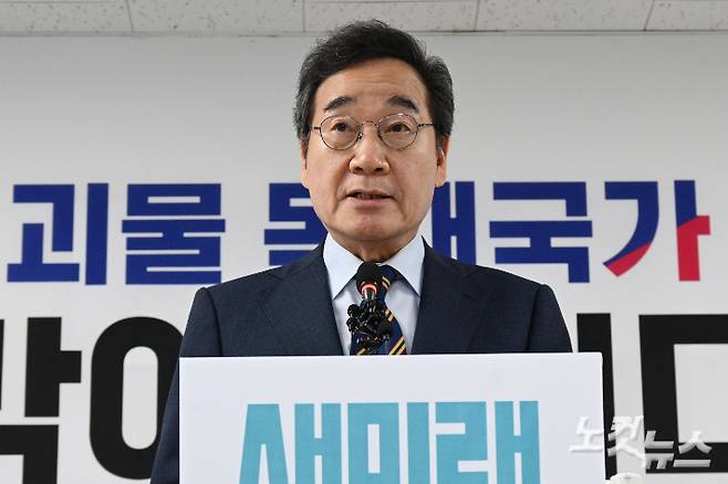 이낙연 새미래민주당 상임고문이 27일 서울 여의도 당사에서 김문수 국민의힘 대통령 후보와의 개헌·공동정부 연대와 김 후보 지지를 선언하며 기자회견을 하고 있다. 윤창원 기자
