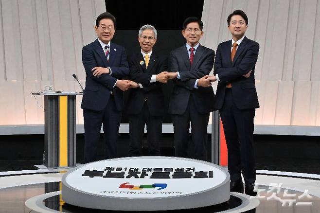 더불어민주당 이재명(왼쪽부터), 민주노동당 권영국, 국민의힘 김문수, 개혁신당 이준석 대선 후보가 지난 27일 서울 마포구 상암동 MBC 스튜디오에서 진행된 정치 분야 TV토론회에 앞서 포즈를 취하는 모습. 국회사진기자단