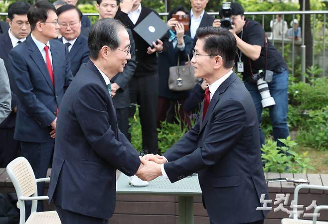 지난 8일 당시 김문수 국민의힘 대선후보와 한덕수 무소속 대선 예비후보가 서울 여의도 국회 강변서재에서 후보 단일화 관련 공개 회동을 마치고 인사하고 있다. 황진환 기자