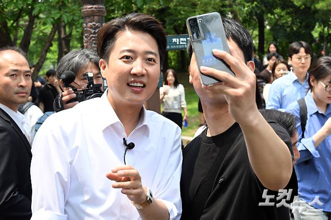 이준석 개혁신당 대선 후보가 28일 서울 여의도 여의도공원에서 시민들과 셀카를 찍고 있다. 윤창원 기자
