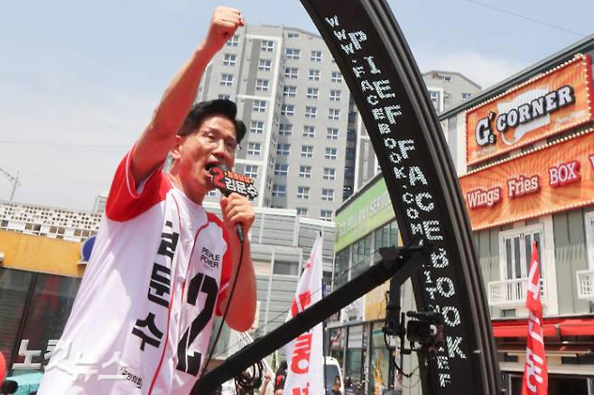 국민의힘 김문수 후보가 지난 26일 경기 평택시 미군기지 정문 앞에서 지지를 호소하고 있다. 황진환 기자