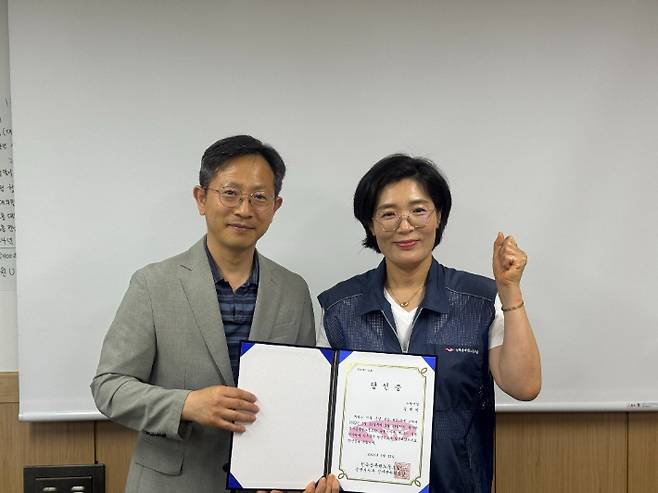 이형식 선거관리위원장과 김재비 사무국장이 당선증을 함께 들고 있다. 공무원노조 순천시지부 제공