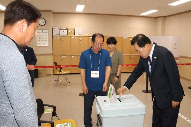 주낙영 경주시장이 제21대 대통령선거 사전투표를 하루 앞둔 28일 동천동 사전투표소를 방문해 현장을 점검하고 있다. 경주시 제공