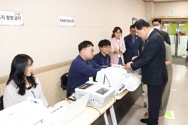 주낙영 경주시장이 제21대 대통령선거 사전투표를 하루 앞둔 28일 동천동 사전투표소를 방문해 현장을 점검하고 있다. 경주시 제공