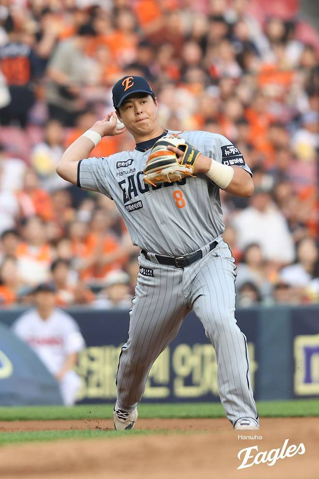 7회말 아쉬운 판단으로 동점의 빌미를 제공한 한화 3루수 노시환. 한화