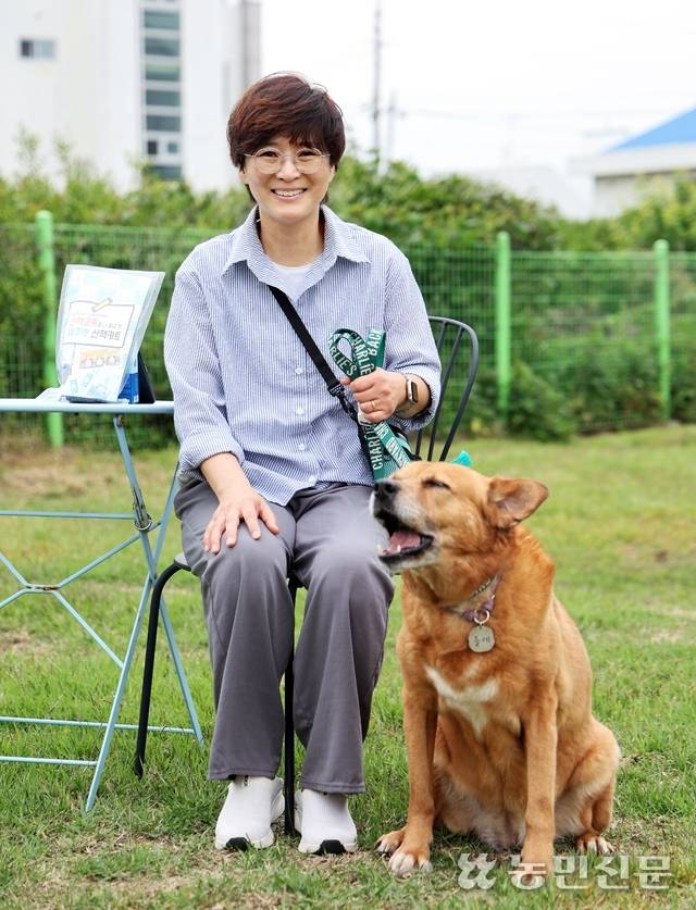 홍진수 ‘제주펫’ 대표와 강아지 ‘들레’가 작업장 근처에 마련된 산책 교육장에 함께 앉아 있다.