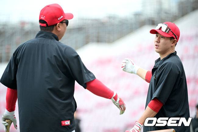 [OSEN=광주, 최규한 기자] 16일 오후 광주-기아 챔피언스필드에서 ‘2025 신한 SOL Bank KBO리그’ KIA 타이거즈와 KT 위즈의 경기가 열린다.홈팀 KIA는 김도현, 방문팀 KT는 오원석을 선발투수로 내세운다. 경기를 앞두고 KIA 이범호 감독과 최원준이 타격 훈련을 펼치고 있다. 2025.04.16 / dreamer@osen.co.kr