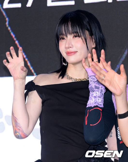 [OSEN=이대선 기자] 27일 오전 서울 강남구 SJ쿤스트할레에서 Mnet ‘월드 오브 스트릿 우먼 파이터’ 제작발표회가 열렸다.‘월드 오브 스우파’는 Mnet 메가 히트작 ‘스트릿 우먼 파이터’의 세 번째 시즌으로, 한국을 포함해 뉴질랜드, 미국, 일본, 호주까지 총 5개국 국가대항전으로 시청자들을 만날 예정이다. Mnet ‘월드 오브 스우파’는 오는 5월 27일(화) 오후&nbsp;10시 첫 방송된다. 댄스팀 범접 모니카가 포토타임을 가지고 있다. 2025.05.27 /sunday@osen.co.kr