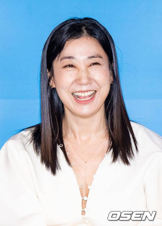 [OSEN=박준형 기자] 26일 오후 서울 용산아이파크몰 내 CGV 용산에서 영화 '하이파이브'(감독 강형철) 언론시사회가 진행됐다.배우 이재인과 안재홍, 라미란 등이 출연하는 영화 '하이파이브'는 장기이식으로 우연히 각기 다른 초능력을 얻게 된 다섯 명이 그들의 능력을 탐하는 자들과 만나 벌어지는 이야기를 그린 코믹 액션 활극으로 오는 30일 개봉된다.배우 라미란이 미소 짓고 있다.   2025.05.26 / soul1014@osen.co.kr