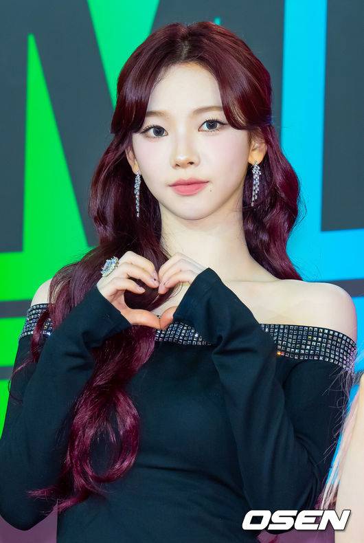 [OSEN=민경훈 기자] 30일 오후 인천 중구 운서동 인스파이어 아레나에서 ‘2024 멜론 뮤직어워드’(MMA) 레드카펫이 진행됐다.MMA는 멜론의 객관적 데이터와 이용자들의 투표 및 전문가 심사를 통해 아티스트의 1년간 성과를 널리 기리고 알리는 대한민국 최대 규모의 음악 시상식 및 페스티벌이다. 올해 슬로건은 뉴 스트림 오브 K팝(New&nbsp;Stream&nbsp;of&nbsp;K-POP)이다.에스파 카리나가 포즈를 취하고 있다. 2024.11.30 / rumi@osen.co.kr