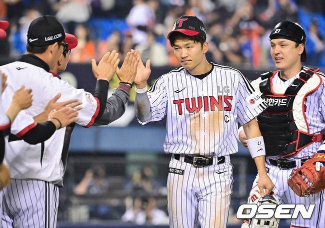 [OSEN=잠실, 박준형 기자] 1~2위 대결에서 LG가 웃었다. 프로야구 LG 트윈스가 한화 이글스에 한 점 차 승리를 거뒀다.LG는 27일 서울 잠실구장에서 열린 2025 KBO리그 한화와 시즌 6차전 맞대결에서 2-1로 승리했다. 올 시즌 잠실 한화전 4전승이다.&nbsp;경기종 료 후 LG 박해민이 염경엽 감독과 하이파이브를 하고 있다2025.05.27 / soul1014@osen.co.kr