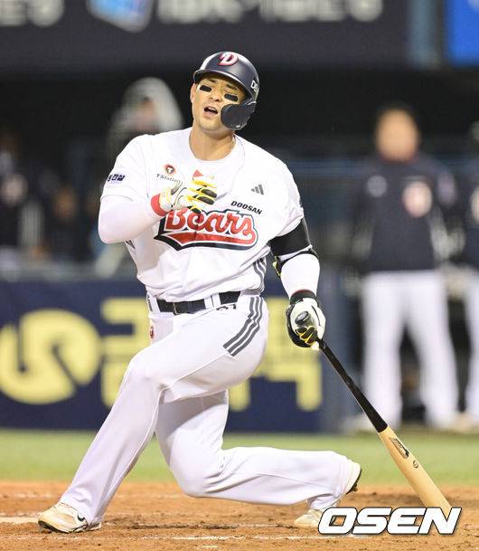 [OSEN=잠실, 김성락 기자] 25일 오후 서울 잠실야구장에서 ‘2025 신한 SOL Bank KBO리그’ 두산 베어스와 롯데 자이언츠의 경기가 열렸다.홈팀 두산은 최원준, 원정팀 롯데는 데이비슨을 선발로 내세웠다. 4회말 2사 1, 3루 두산 강승호가 헛스윙 삼진으로 물러나고 있다. 2025.04.25/