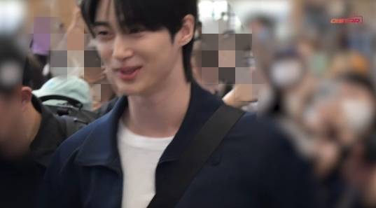 28일 김포공항에서 가이드라인이 순식간에 무너지며 변우석 뒤로 팬들이 쏟아져 나온 모습