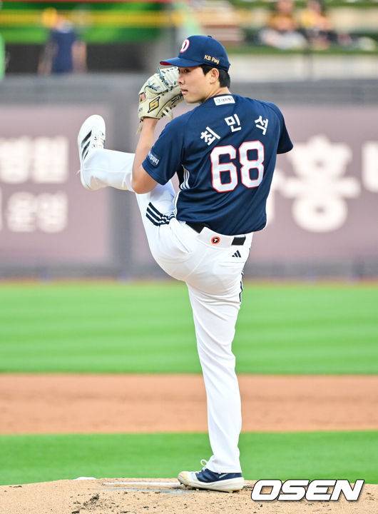 [OSEN=수원, 박준형 기자]  28일 오후 수원 KT위즈파크에서 열린 ‘2025 신한 SOL BANK KBO리그’ KT 위즈와 두산 베어스의 경기가 진행됐다.이날 경기에는 KT는 쿠에바스를, 두산을 최민석을 선발투수로 내세웠다.1회말 두산 선발투수 최민석이 역투하고 있다. 2025.05.28 / soul1014@osen.co.kr