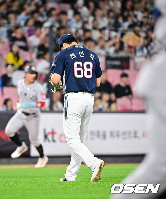 [OSEN=수원, 박준형 기자]  28일 오후 수원 KT위즈파크에서 열린 ‘2025 신한 SOL BANK KBO리그’ KT 위즈와 두산 베어스의 경기가 진행됐다.이날 경기에는 KT는 쿠에바스를, 두산을 최민석을 선발투수로 내세웠다.5회말 두산 선발투수 최민석이 만루위기 넘긴 후 기뻐하고 있다. 2025.05.28 / soul1014@osen.co.kr