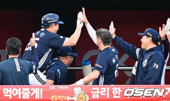 [OSEN=수원, 박준형 기자]  28일 오후 수원 KT위즈파크에서 열린 ‘2025 신한 SOL BANK KBO리그’ KT 위즈와 두산 베어스의 경기가 진행됐다.이날 경기에는 KT는 쿠에바스를, 두산을 최민석을 선발투수로 내세웠다.3회초 두산 선두타자 양의지가 솔로홈런을 날리고 조인성 코치의 등에 업혀 기쁨을 나누고 있다. 2025.05.28 / soul1014@osen.co.kr