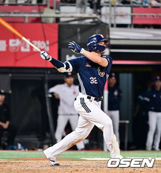 [OSEN=수원, 박준형 기자]  28일 오후 수원 KT위즈파크에서 열린 ‘2025 신한 SOL BANK KBO리그’ KT 위즈와 두산 베어스의 경기가 진행됐다.이날 경기에는 KT는 쿠에바스를, 두산을 최민석을 선발투수로 내세웠다.7회초 1사 두산 김재환이 양의지에 이어 백투백홈런을 날리고 있다. 2025.05.28 / soul1014@osen.co.kr
