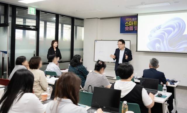 ▲정헌율 익산시장은 27일 국내 유일의 중장년 기술창업을 지원하는 '중장년 기술창업센터'를 방문해 입주기업과 창업 관계자들을 격려했다. ⓒ익산시