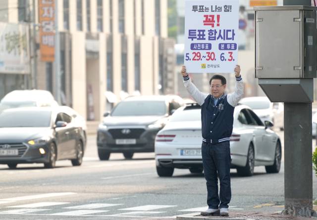 ▲28일 오전 순천 에코그라드호텔 사거리에서 김영록 지사가 출근길 시민을 대상으로 ‘제21대 대통령선거’ 투표 참여를 독려하는 1인 캠페인을 진행하고 있다.ⓒ전남도 제공