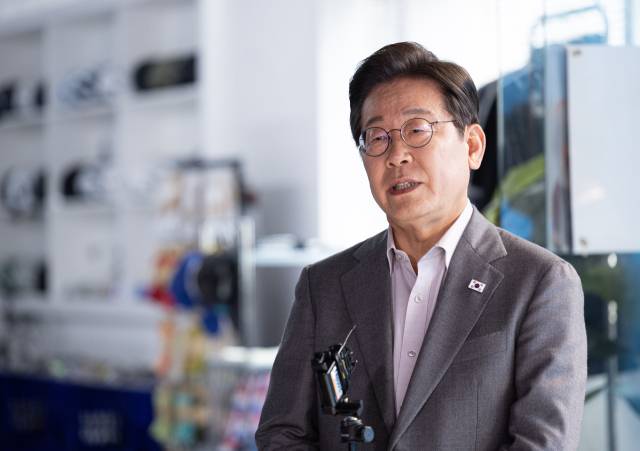 ▲더불어민주당 이재명 대선후보가 28일 서울 강남구의 한 스튜디오에서 유튜브 라이브 방송을 마친 후 기자들과 질의응답을 하고 있다. ⓒ연합뉴스