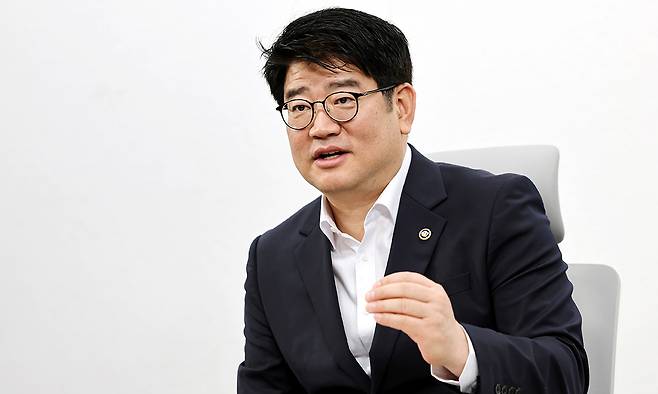 권재한 농촌진흥청장이 지난 16일 서울 용산 세계일보 본사에서 기후위기와 인구변화 등에 대비한 앞으로의 농업에 대해 이야기하고 있다. 권 청장은 “농진청은 다양한 기술개발과 연구를 통해 농업이 미래 산업으로 거듭날 수 있도록 지원하고 있다”고 말했다. 허정호 선임기자