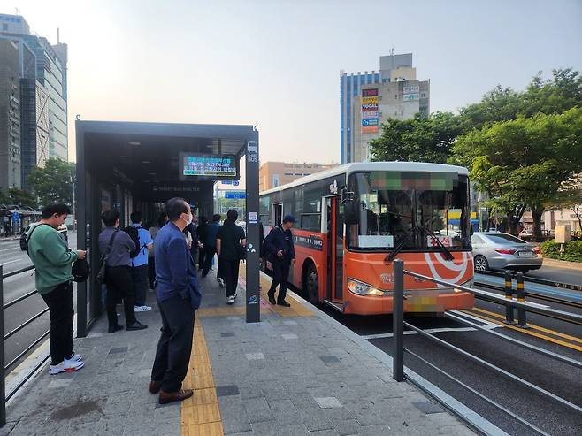 창원 시내버스 노조 파업 첫 날인 28일 오전 출근길과 등굣길에 오르는 시민들이 버스 정류장에서 버스를 기다리고 있다. 사진 속 버스는 김해를 오가는 김해 지역 버스로 이번 창원 버스 파업과는 관련이 없다.