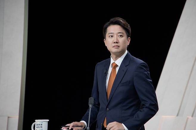 개혁신당 이준석 후보가 27일 서울 마포구 상암동 MBC 스튜디오에서 열린 정치 분야 TV토론회를 준비하고 있다.    국회사진기자단